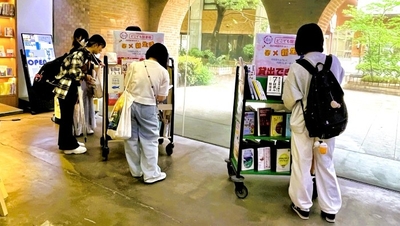 令和7年（2025年）4月に実施した「どこでも図書館」の様子