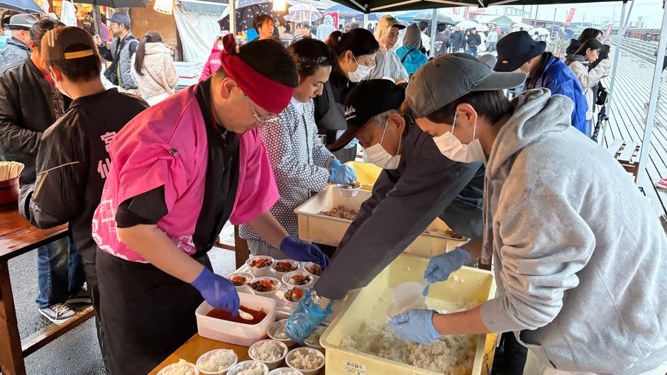 名物「はらこ飯」の調理・提供風景(1)