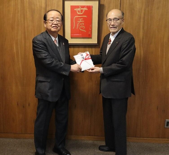 校友会の森会長（右）から目録を受け取る立花前理事長