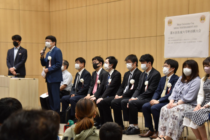 開会式であいさつする杉本八段（左から2人目）と指導対局に臨んだプロ棋士