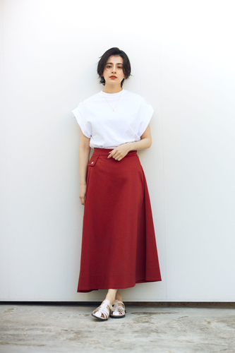 T シャツ ¥3,289 スカート ¥8,250 サンダル ¥7,689(税込)