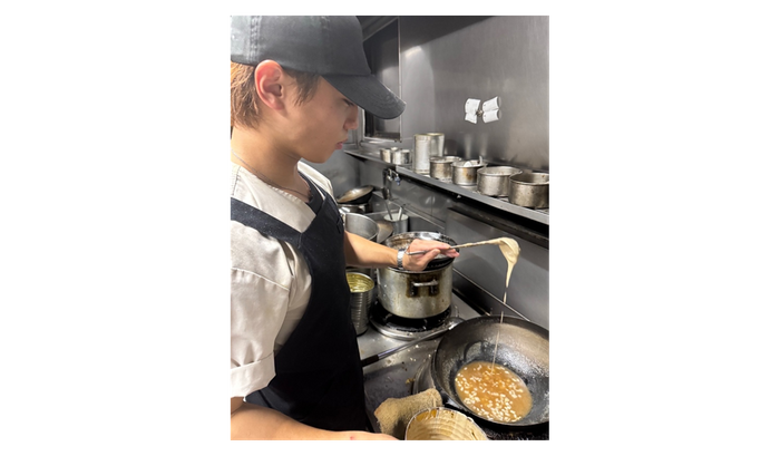 厨房で日々、中華料理を作り続ける
