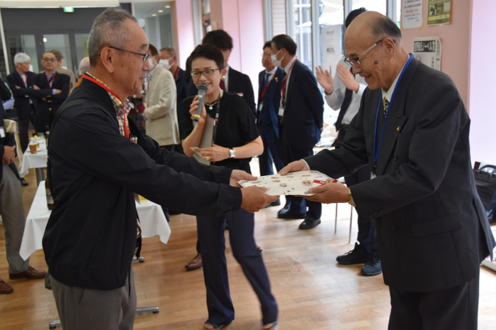 お楽しみ抽選会でプレゼントを受け取る参加者