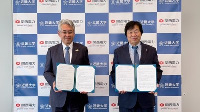 包括連携協定締結式の様子　右から、近畿大学　学長　松村到、関西電力株式会社　代表執行役副社長　原子力事業本部長　水田仁