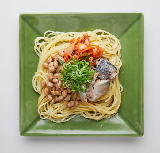 ゆでたパスタにのせるだけ「パンチがすごいさばキム納豆パスタ」