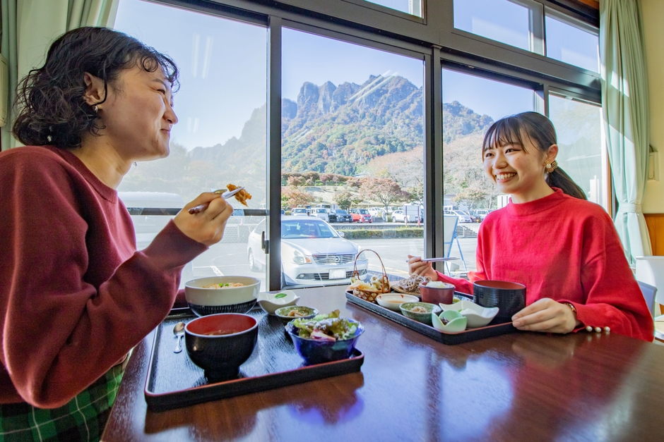 妙義山を望みながらの食事