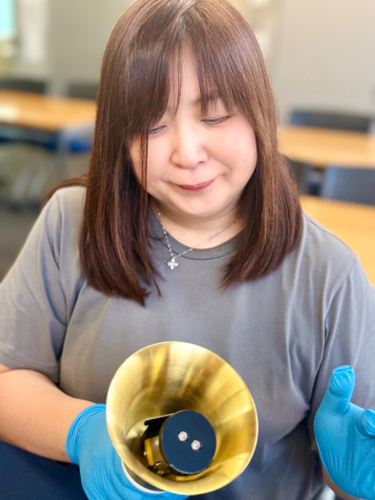 組み立てする藤田美千子