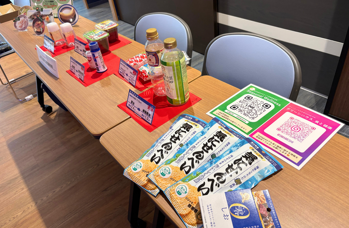 既存の減塩調味料とともに展示されたトイメディカルの製品