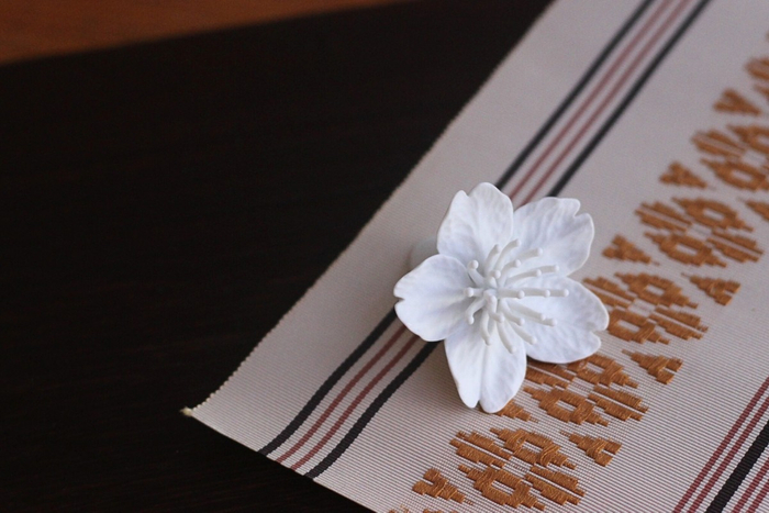 お気に入りの場所や器やランチョンマットの上など、 置く人の感覚で自由に楽しめる桜のアート