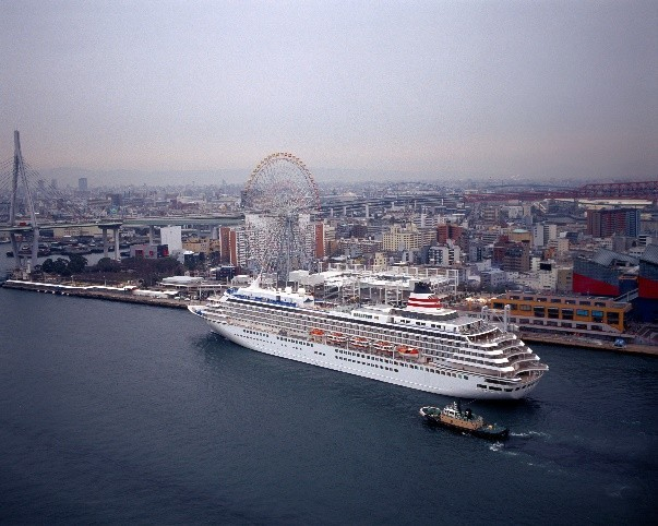 大阪湾に停泊する「飛鳥Ⅱ」＝郵船クルーズ提供