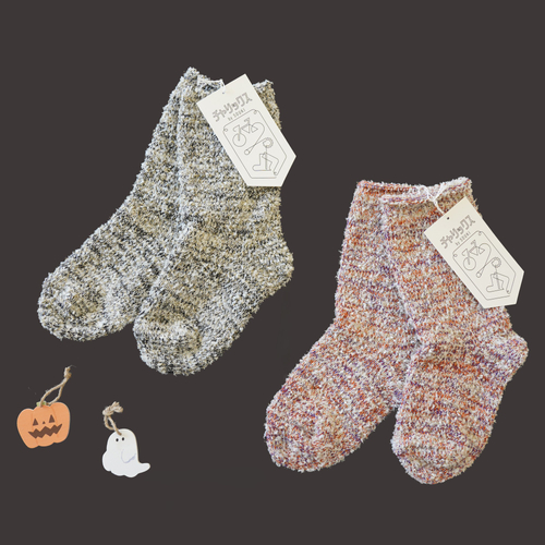 ヒラヒラと輝くホワイトラメの&ldquo;きらきらスラリットヤーン&rdquo;