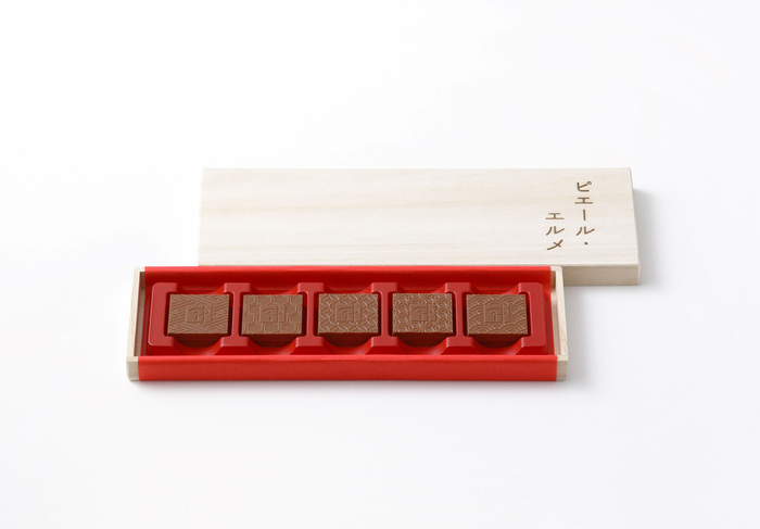 ミルクチョコレート(桐箱入り)3,024円(10枚入り) 日本の伝統模様が入ったシンプルな四角形のチョコレート