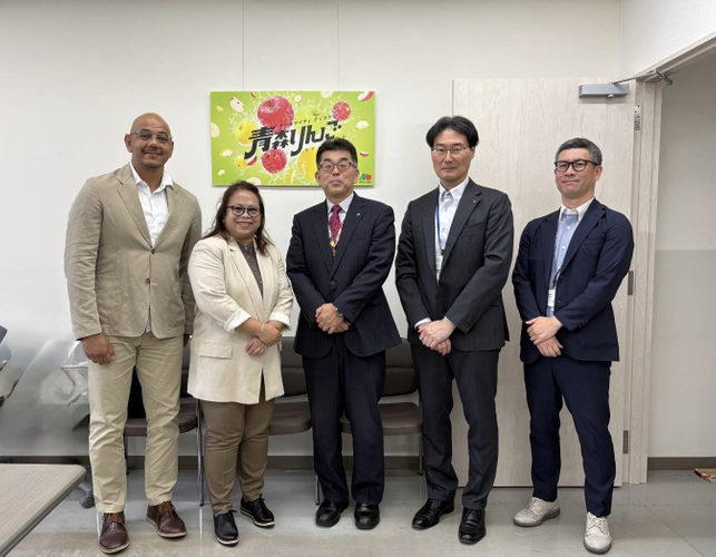 青森県庁での面会後の記念撮影。（写真左）マレーシア政府観光局 東京支局 副支局長 モハマド・ファミ・ノルディン、（写真左から2番目）日本支局長 シャリザ・アブドゥル・アジズ、（写真中央）青森県 観光交流推進部長 工藤泰正氏