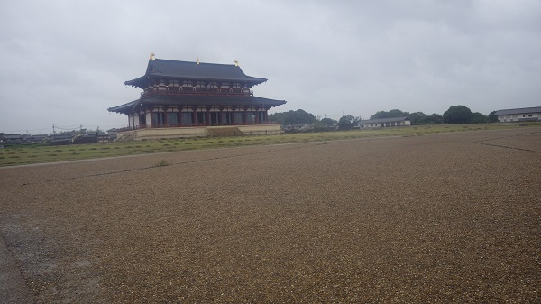 【写真1】雨の平城宮第一次大極殿と礫敷広場(南西から)