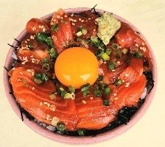 月見仕立てで楽しむ「金太郎マス月見ユッケ」