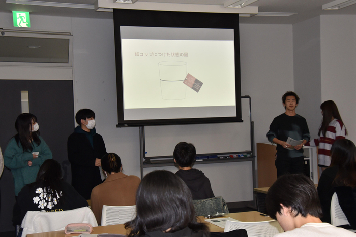 「＋&alpha;」案を発表する学生たち