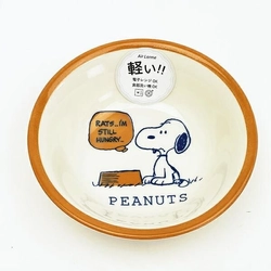 ポップなカラーとイラストが楽しいスヌーピーの食器シリーズ！スヌーピーのボウルやプレートが並んだ食卓でワクワクします