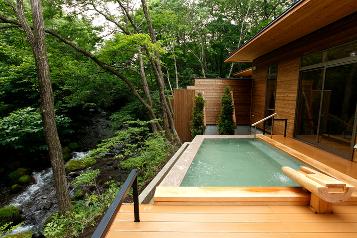 眼前に渓流「小阿寺沢」が流れる、新緑の渓流露天風呂「川の湯しかく」