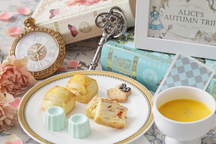▲特製スコーン、スープイメージ: クロテッドクリームと共にお召し上がりいただく自家製スコーン、 野菜とベーコンの味わいが食欲をそそるケイクサレ、塩コショウを効かせたカボチャのスープ