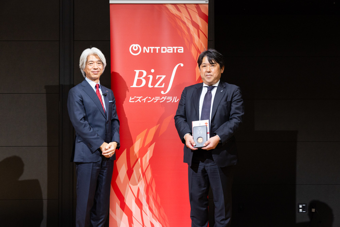 2026年6月に開催された「Biz&int; AWARD 2026」にて 、Biz&int;社 田中宏治社長（左）/BBS中村裕仁取締役専務執行役員（右）