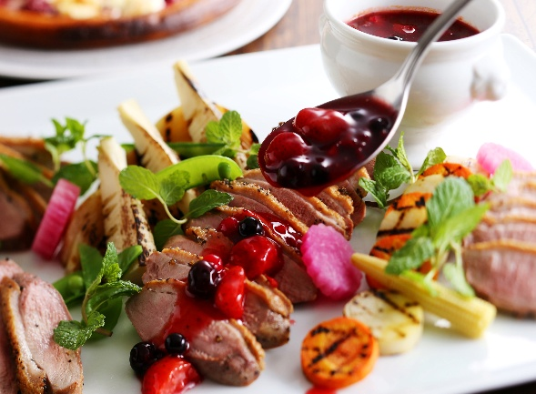 鴨肉のステーキ　ミックスベリーソース