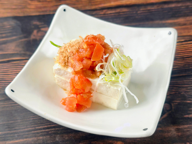 ①「ざくざく梅トマトだれ」の冷ややっこ