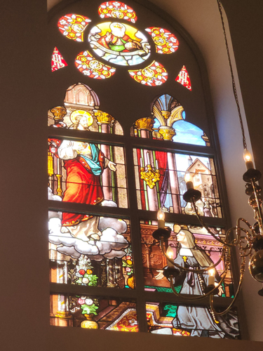 自然光で浮かび上がる繊細な絵柄