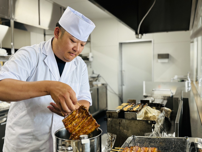 注文後にさばき、焼きたてで提供。職人による解説付きのさばき実演も好評