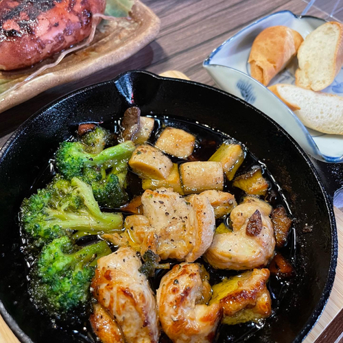 「鶏アヒージョ」に「うまい棒」をひたすとまた旨い!　