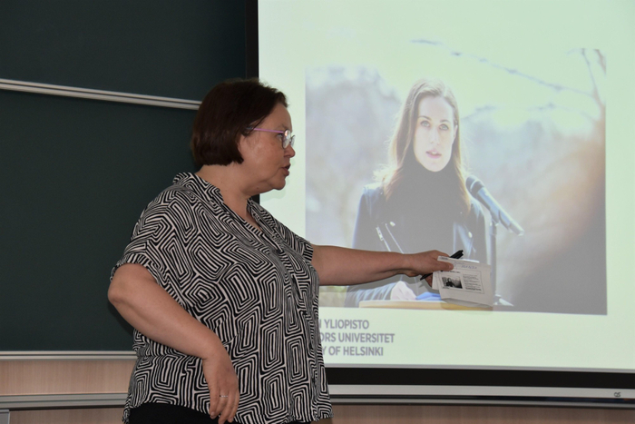 マリン元首相を紹介