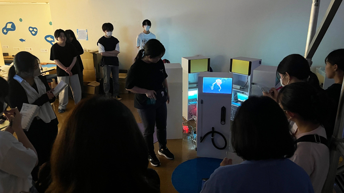 東京工芸大学インタラクティブメディア学科学生が浜田市世界こども美術館での作品設営風景