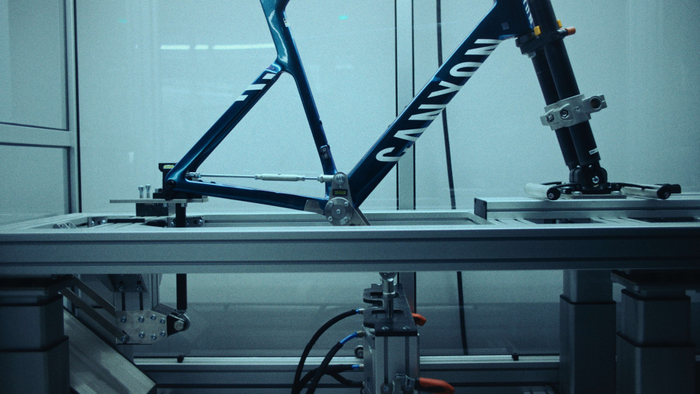 業界基準を超えるテスト基準： エンデュレースCFRは、一般的なロードバイクの業界基準を大きく上回る条件でテストされています。リアアクスルへの衝撃荷重、フロントホイールおよびフォークへの落下衝撃、さらにはシートチューブへの過負荷など、石畳を全開で走り抜けるレース環境をラボで再現。その過酷な試験をクリアすることで、エンデュレースCFRはフィールドで最も信頼できるレースバイクであることを証明しています。