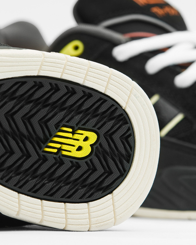 『808 × Roland』ニューバランス・ロゴ