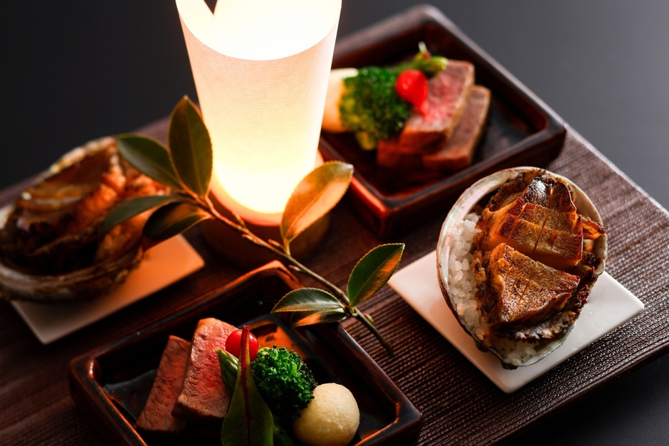 【夏の献立一例】柔らかな灯りの中で味わう、贅沢な鮑バター焼きと極上和牛。
