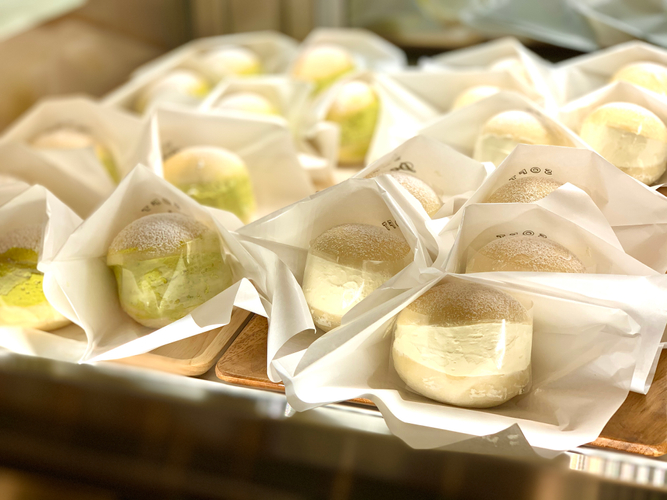 (左)ピスタチオマリトッツォ　(右)プレミアムミルクマリトッツォ