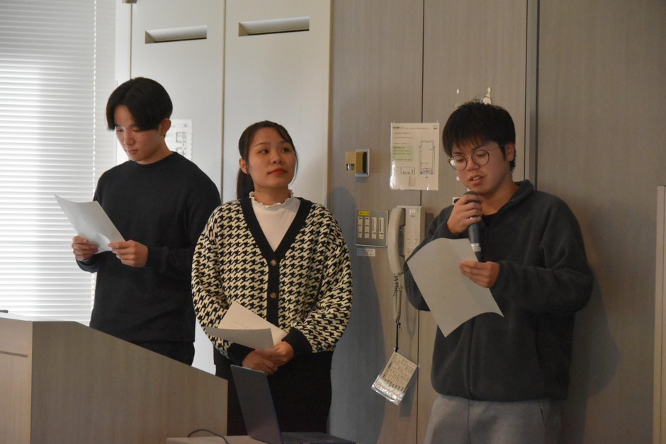 プレゼンする2年生