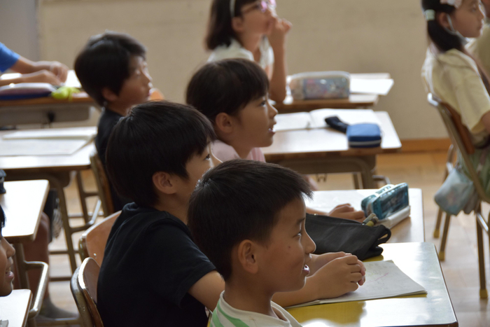 楽しそうに動画を見つめる児童たち