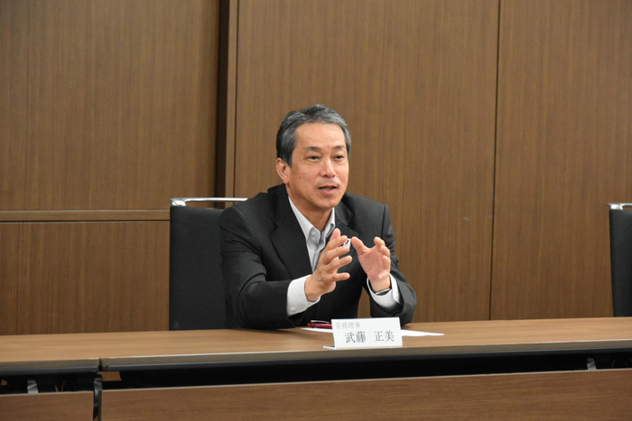 発表者に質問する武藤正美常務理事