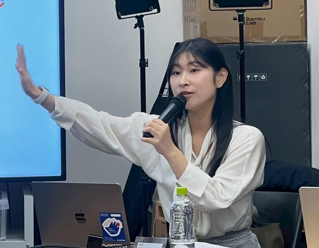 講演する株式会社SISTERS 代表取締役の鈴木彩衣音さん