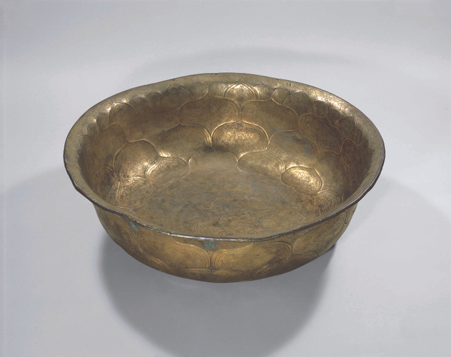 鍍金龍魚文大銀盤（ときんりゅうぎょもんだいぎんばん）