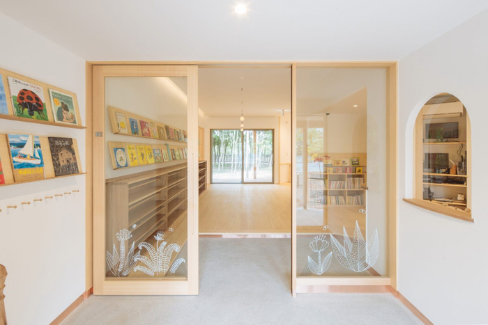 運営する「モリオカえほんの森保育園」の玄関