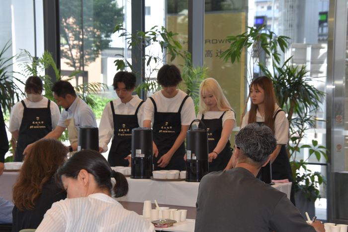 ワークショップの運営を手伝うゼミ生たち