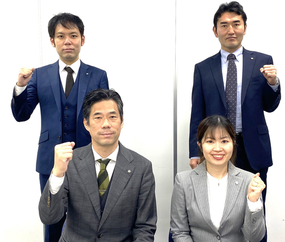 大学受験科事業部長　岡田先生(前列左)