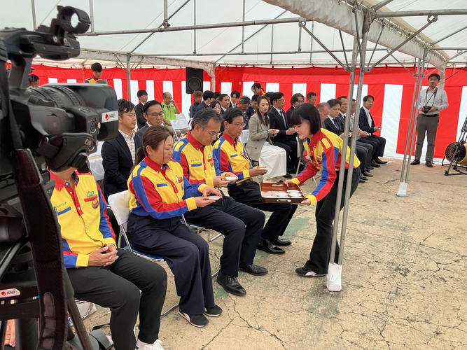 安全祈願祭の締めくくりとして行われた直会。共同事業者三社の関係者がかわらけで乾杯した。