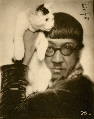 ドラ・カルムス(マダム・ドラ)《猫を肩にのせる藤田嗣治》1927年　東京藝術大学所蔵