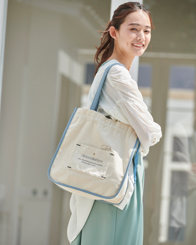 トートバッグ&yen;2,857（税込）キャンバス素材のA4が入るトート。サイドのグログランテープを引くと巾着のようになり、バッグの形が変化。