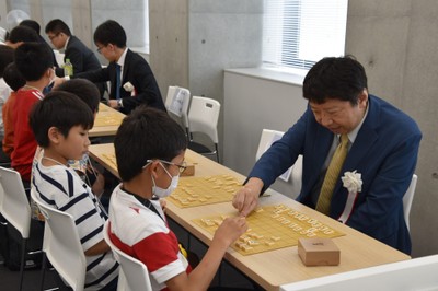 指導対局を行う杉本八段