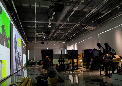 天井高約4ｍ&times;幅約20ｍの巨大スクリーンを設けた「HANGER-B」