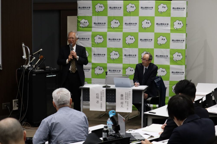 記者会見する石垣名誉館長(左)と藤田館長(右)