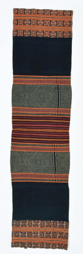 Photo.22 腰衣 ティモール島南ビボキ郡 2,116&times;514mm　木綿・紡績糸・ビーズ／絣・緯紋織／藍・茜　1970年頃 ＊鉤の文様が入っている